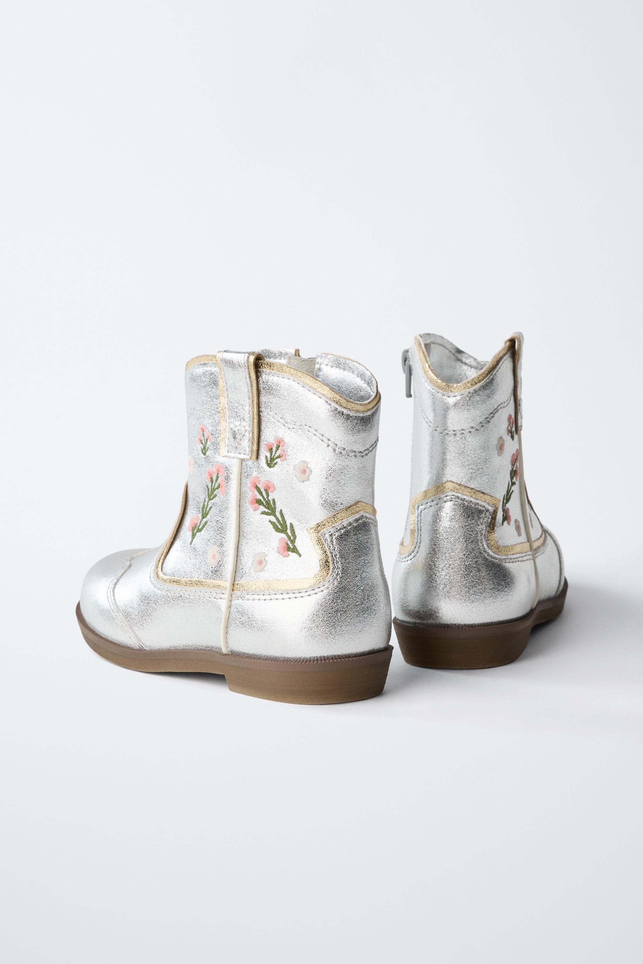 BOTTES MÉTALLISÉES BRODÉES